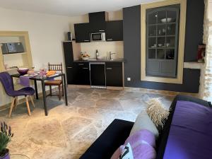 un salon avec un canapé et une table dans l'établissement Gite Lavande - Paradis de Provence, à Le Pin 5 autres photos