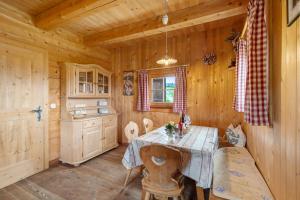 Η κουζίνα ή μικρή κουζίνα στο Almhütte Laffaa +20 φωτογραφίες