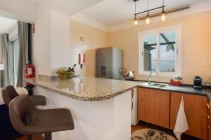 cocina con encimera de granito y fregadero en Capelos, en Funchal