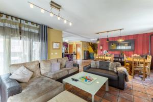 エル・ベルエコにあるEl Berruecoのソファとテーブルのあるリビングルーム