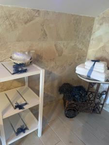 baño con aseo y estante con toallas en Hosteria Las Fuentes, en Rubayo 98 fotos más