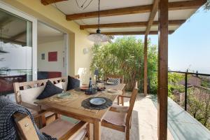 Μπαλκόνι ή βεράντα στο Villa Savi Lake View and Pool