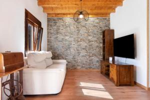 ベガ・デ・サン・マテオにあるLa Tirajanera 2のソファと薄型テレビのあるリビングルーム