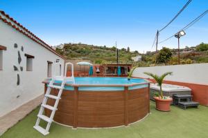 ベガ・デ・サン・マテオにあるLa Tirajanera 2のはしご付きプール