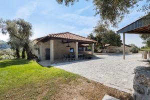eine Terrasse mit einem Pavillon in einem Hof in der Unterkunft Quinta de Ramil in Rossas
