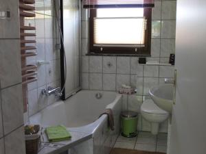 Bilik mandi di Ferienwohnung Bienenherz +20 gambar