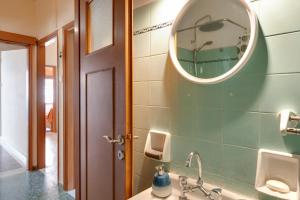 Un baño con un lavabo y un espejo en la pared. en Central apartment Lili, en Ermoupoli 17 fotos más