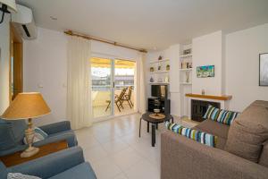 ein Wohnzimmer mit Sofa und Tisch in der Unterkunft Costa Bella in Altea