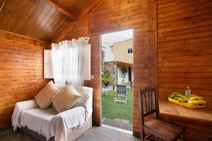 San Juan de la Ramblaにあるlos diablitos 4のリビングルーム(ソファ、バナナ付きテーブル付)