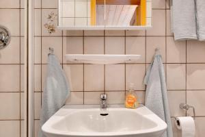 un baño con lavabo y espejo en Willmannshof, en Furtwangen 69 fotos más