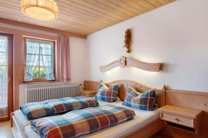 un dormitorio con dos camas con almohadas en Willmannshof, en Furtwangen