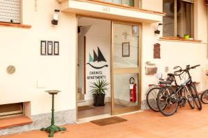 una bicicletta parcheggiata davanti a un edificio di Residence Caravel 12 a Lido di Camaiore