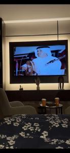 アル・フフーフにあるاستديو عزم بتصميم انيقの壁に薄型テレビが取り付けられたリビングルーム +5枚の写真