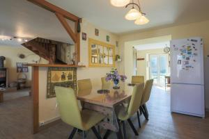 Le MerzerにあるMaison Ty Carolieのテーブルと椅子と冷蔵庫のあるキッチン +17枚の写真