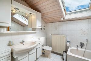 NeunkirchenにあるGästehaus Marlies - Wohnung Aの洗面台、トイレ、鏡のあるバスルーム +24枚の写真