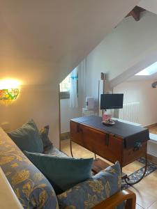 una sala de estar con un sofá y una mesa en Hosteria Las Fuentes, en Rubayo