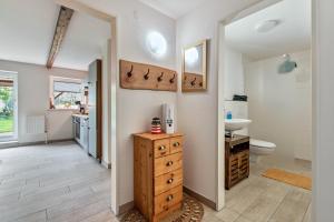 Ferienhof Littmann في Friedrich-Wilhelm-Lübke-Koog: حمام مع حوض ومرحاض +73 صورة