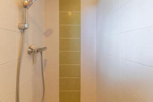 DarbresにあるChalet Vert - Piscine Partagéeのガラスドア付きのシャワー付きのバスルーム +13枚の写真