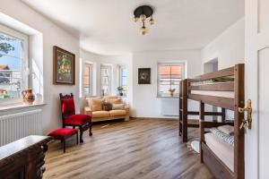 イヘンハウゼンにあるVilla Romantikaの二段ベッドとソファのあるリビングルーム