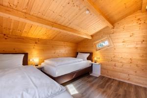 Postel nebo postele na pokoji v ubytování Chalets Jettweiler