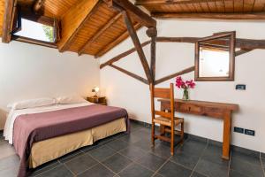 - une chambre avec un lit et un bureau en bois dans l'établissement Agriturismo Terrenia, à Taormine 75 autres photos