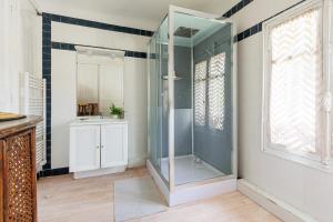 a bathroom with a glass shower and a sink at Lingaillat, au coeur d'un parc in Soorts-Hossegor