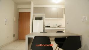 a kitchen with a table and chairs and a refrigerator at Apartamento em Bauru no Centro da Cidade in Bauru