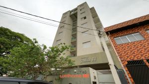 um edifício alto em frente a um edifício em Apartamento em Bauru no Centro da Cidade em Bauru