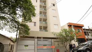 um edifício com garagem em frente em Apartamento em Bauru no Centro da Cidade em Bauru