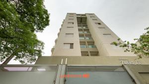 um edifício alto com um portão em frente em Apartamento em Bauru no Centro da Cidade em Bauru