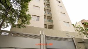 um edifício com uma garagem em frente em Apartamento em Bauru no Centro da Cidade em Bauru