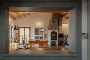 a kitchen and dining room with a table in a room at Casa Rural El Rincon Del Che in Castrojeriz