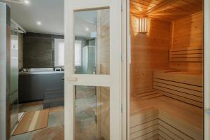 a sauna with a glass door in a bathroom at Casa Rural El Rincon Del Che in Castrojeriz +37 photos
