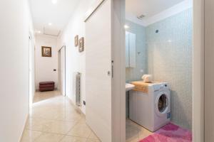 ein Badezimmer mit Waschmaschine und Waschbecken in der Unterkunft Casa Luxury in Santeramo in Colle