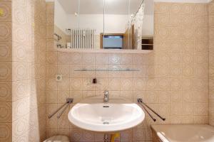 un baño con lavabo y espejo en Fewo Ferber - Vogesen, en Badenweiler