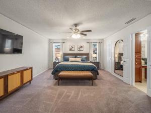 Un dormitorio con una cama y un ventilador de techo. en Westminster Retreat 2 King Bed, Pool, Game Room, en Richardson 19 fotos más