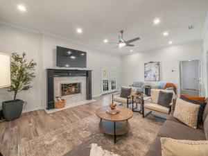 Una sala de estar con un sofá y una chimenea. en Westminster Retreat 2 King Bed, Pool, Game Room, en Richardson