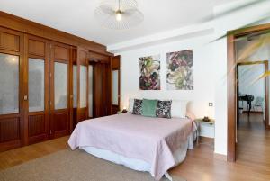 MáguezにあるVilla Tahoyoのベッドとシャンデリアのある寝室