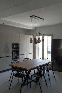 een eettafel en stoelen in een keuken bij Villa Sant'Anna Modern in Aci Catena