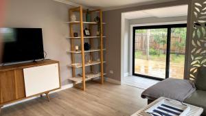 Μια τηλεόραση ή/και κέντρο ψυχαγωγίας στο Coastal Retreat on Hazel