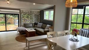 Χώρος καθιστικού στο Coastal Retreat on Hazel