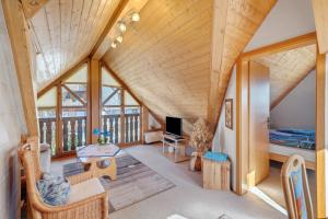 sala de estar con techo abovedado y ventana grande en Haus Hölltalblick, en Schönwald