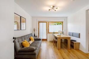 a living room with a couch and a table at Ferienwohnung am Alenberg in Münsingen