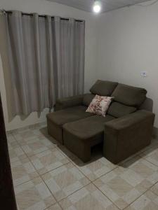 a brown couch sitting in a living room at Casa térreo in São José dos Pinhais
