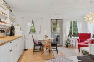 Η κουζίνα ή μικρή κουζίνα στο Cozy Seaside Cottage On Sejerø