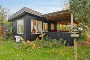 Κήπος έξω από το Cozy Seaside Cottage On Sejerø