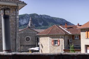 Nespecifikovaný výhled na hory nebo výhled na hory při pohledu z prázdninového domu