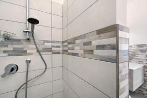 una ducha con cabezal de ducha en un baño en Baita Marina - Libeccio 30m mare, en Ceriale 18 fotos más