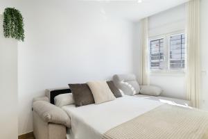 バルバテにあるApartamento Calderonのソファとベッドのあるリビングルーム