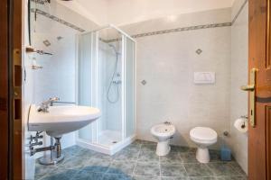 Koupelna v ubytování Residence Lena App 1 with Balcony + 30 fotografií